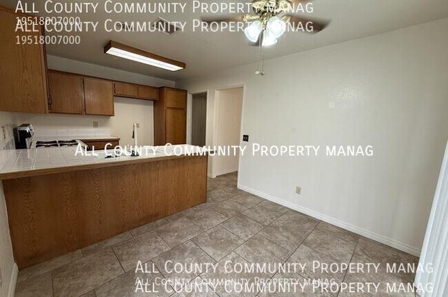 Building Photo - 2277 Oak Ave