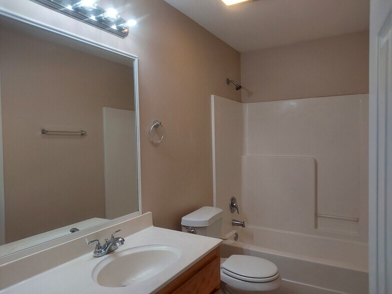 Hall bath - 36044 Raleigh Dr