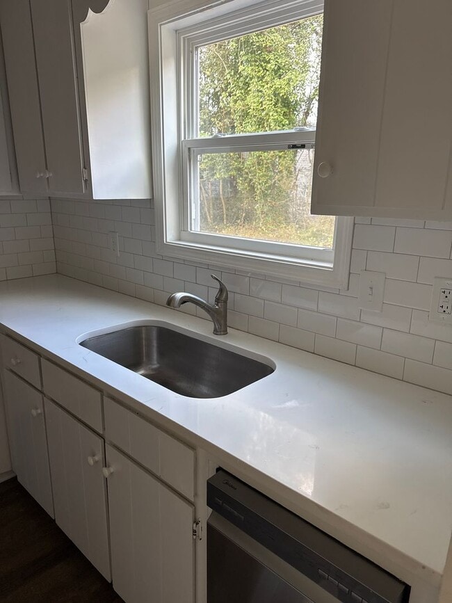 Building Photo - 3873 Fairmont Ave