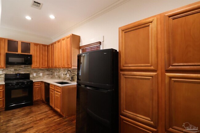 Building Photo - 422 N Davis Hwy