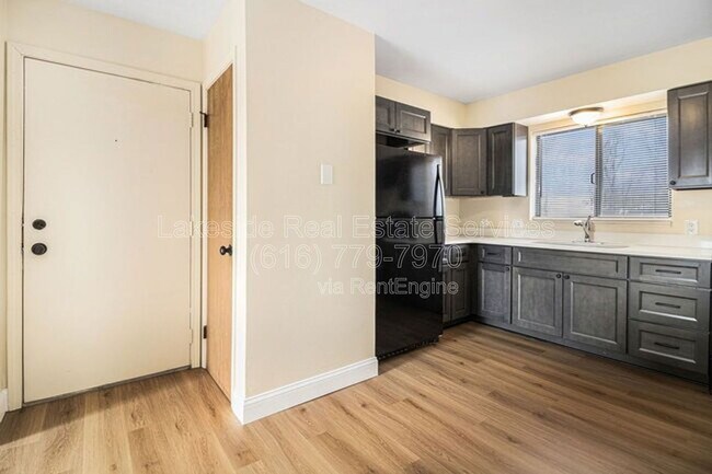 Building Photo - 1015 36th St SW