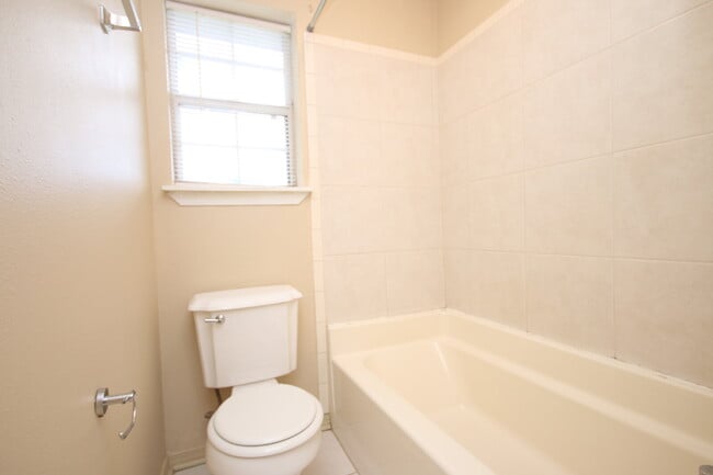 Building Photo - Move-in Ready Spacious & Pet-Friendly 3/2 ...