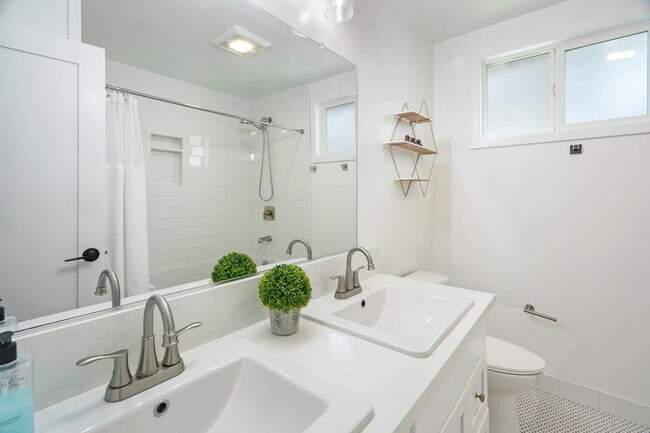 Building Photo - 2464 Jefferson St