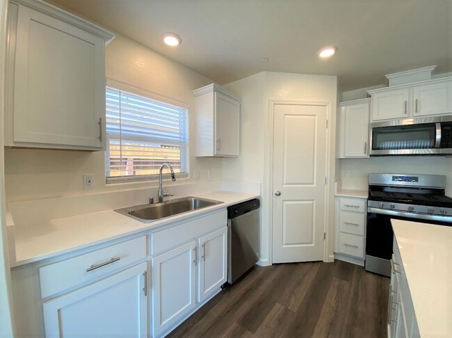 Building Photo - 1334 Ridge Dr