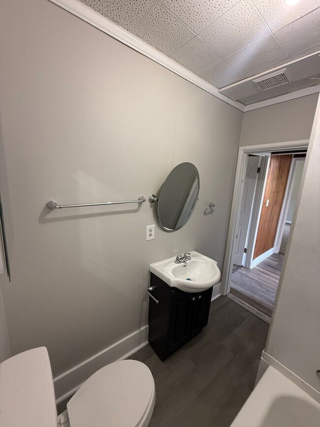 Building Photo - 2 Bed | 1 Bath | Bonus Spaces | Prime Location