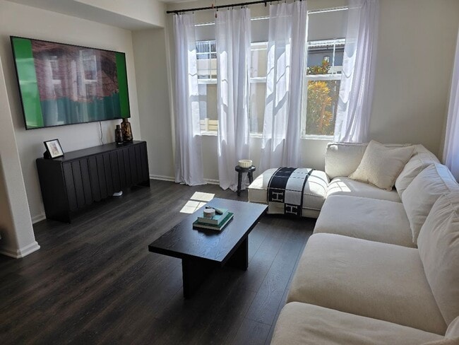 Building Photo - Gorgeous new townhome in West Murrieta wit...