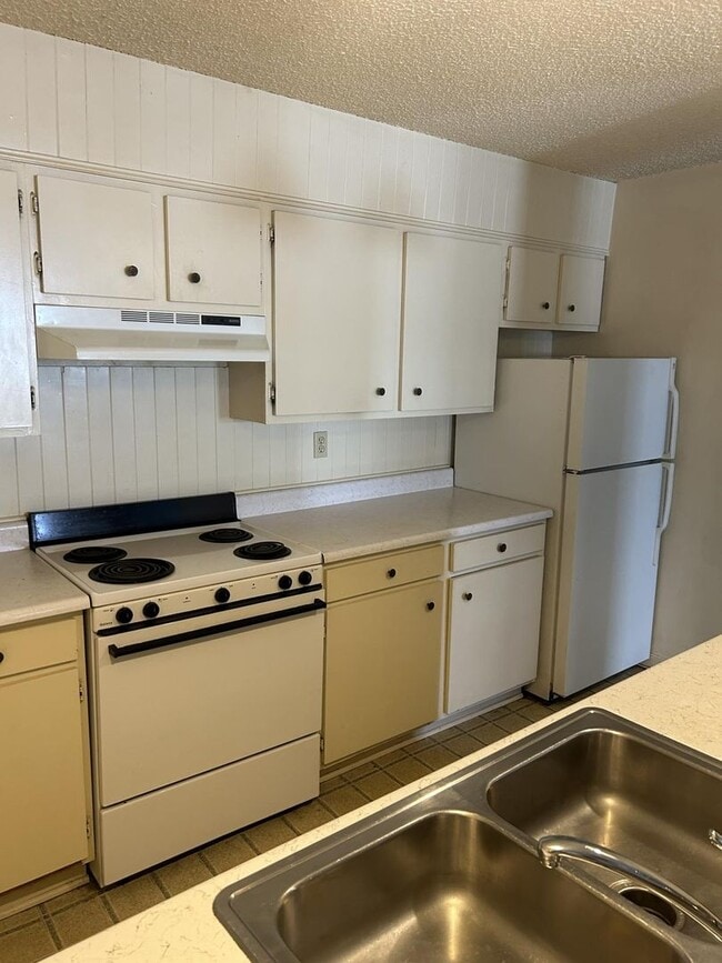 Building Photo - 2 Bedroom 1 Bath Condo with Sun Room!