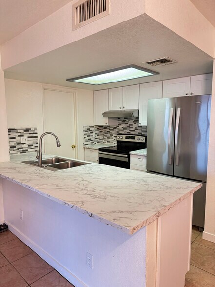 Primary Photo - 10230 W Catalina Dr