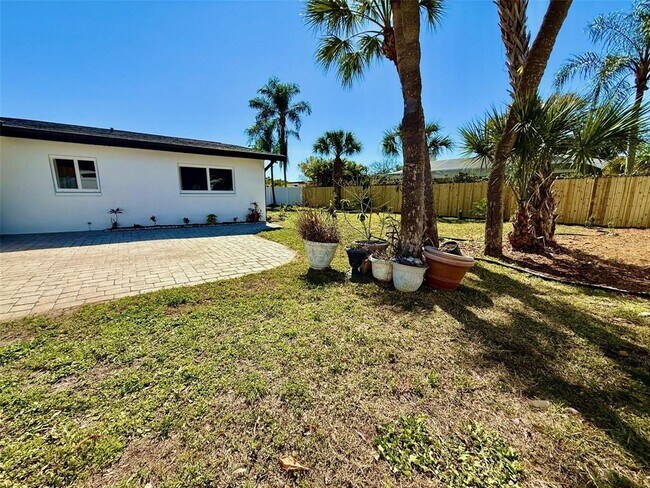 Building Photo - 3930 E Eden Roc Cir