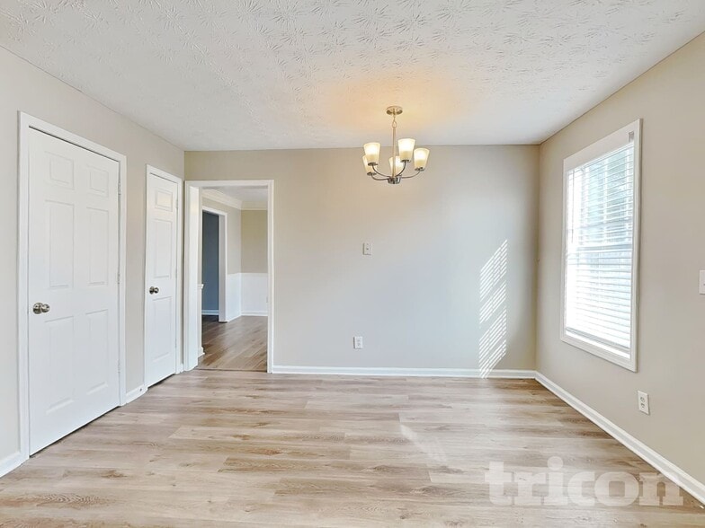 Building Photo - 2556 Tolliver Dr