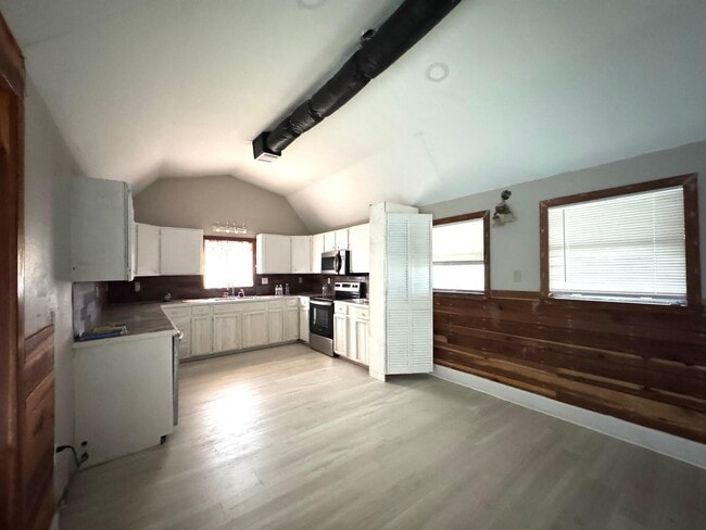 Building Photo - 16066 N Loop Dr