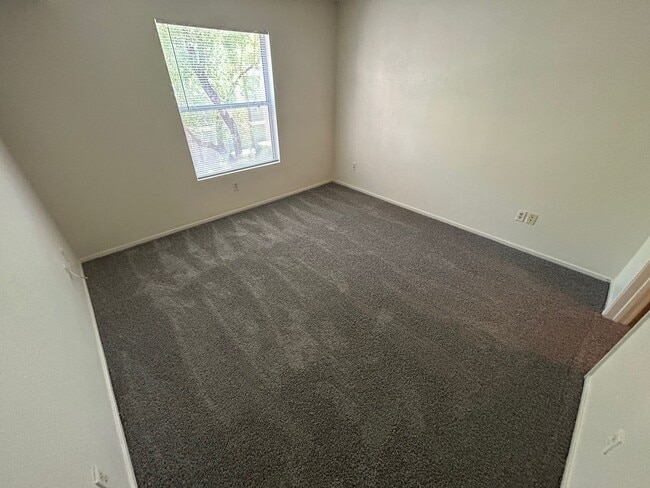 Building Photo - COMFORTABLE TOP FLOOR 1 BEDROOM LOCATED IN...