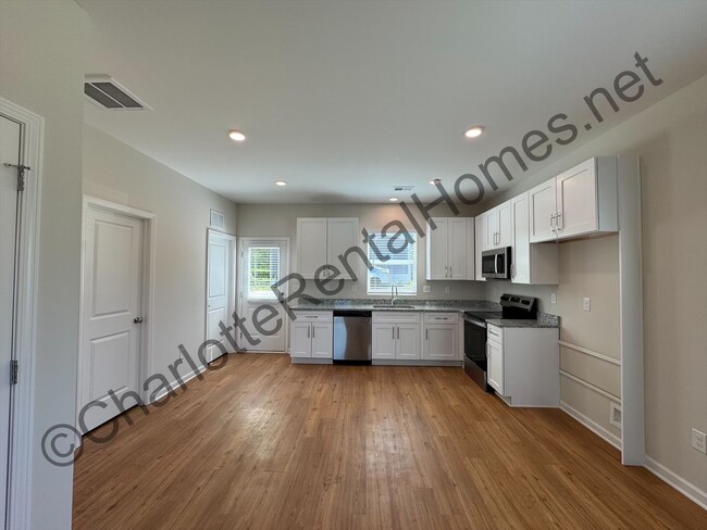 Building Photo - New 3 bed 2.5 bath home in Hickory!