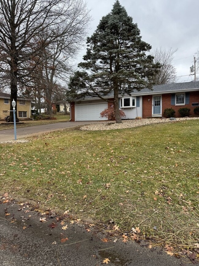 Building Photo - Great 2 Bedroom/2 Bath Duplex Unit For Lease