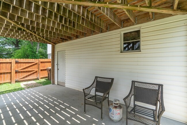 Building Photo - Knoxville 37917 - 3 bedroom 2 bath - call ...