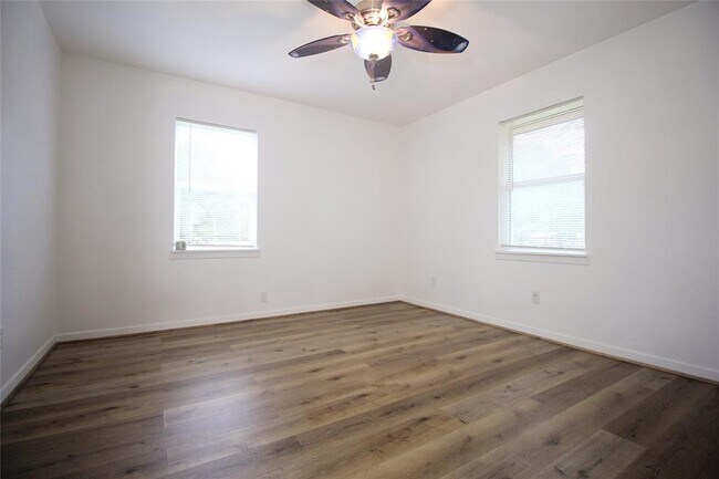 Building Photo - 9137 White Oak Dr