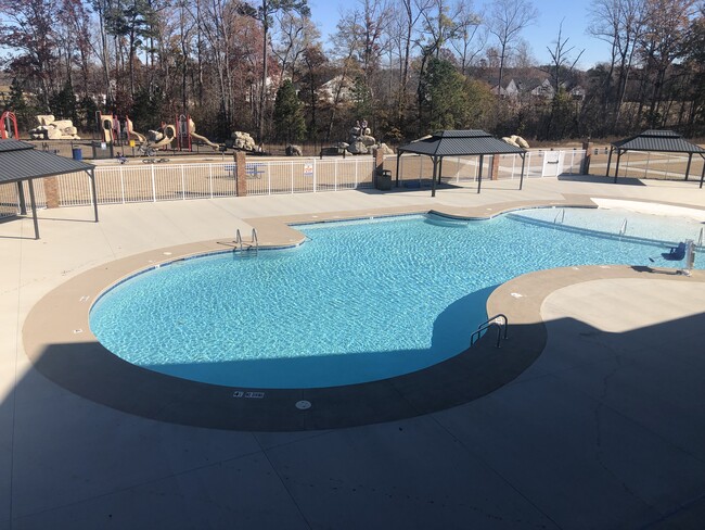 Outdoor AND Indoor pool! - 2252 Kasota Ln