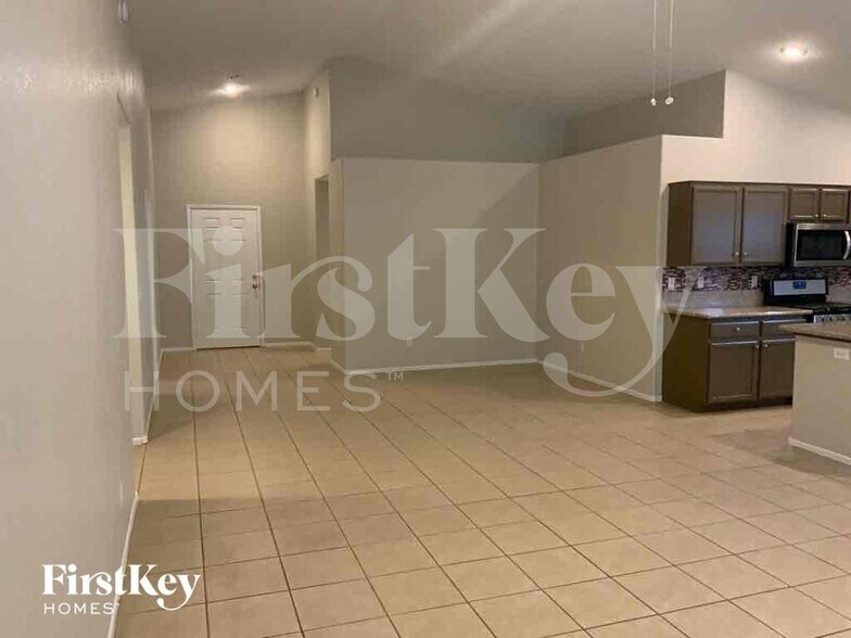 Building Photo - 2209 Meadow Green Ave