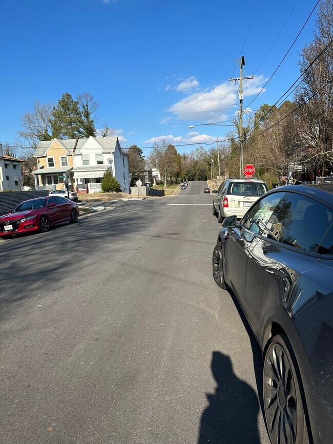 Building Photo - 2 bed house w Laundry, All electric, central HVAC, fenced yard, hardwoods