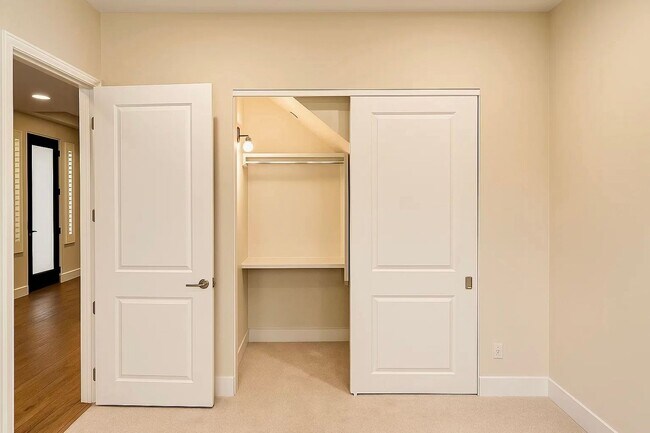 Building Photo - Rare 4-Bedroom Find in Redondo Beach