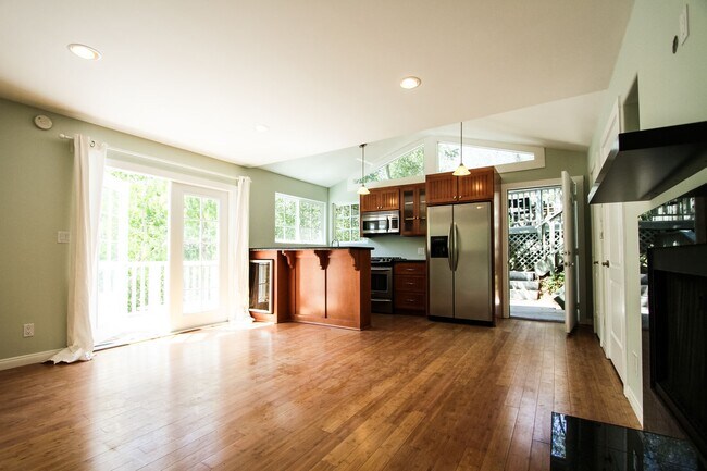Primary Photo - 2132 N Beverly Glen Blvd