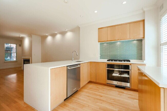 Building Photo - Rare Duplex with Tasteful Finishes, Privat...