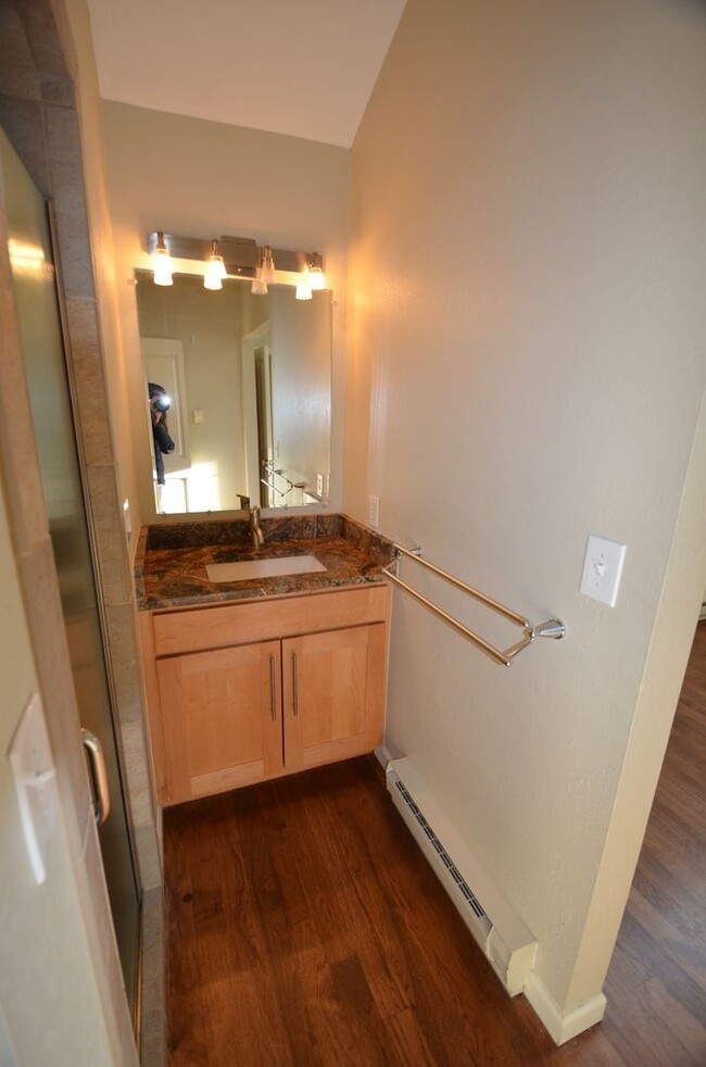 Building Photo - Great Location, Walk to Everything! Update...