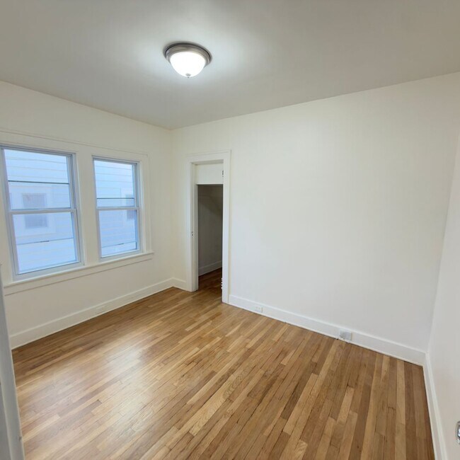 Building Photo - Charming 4 Bedroom on the SE Side!