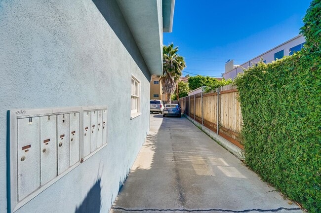 Building Photo - Beautiful Belmont Heights Studio for Rent!