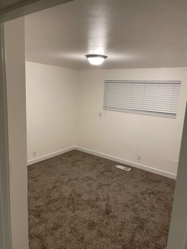 Building Photo - 580 S 470 E