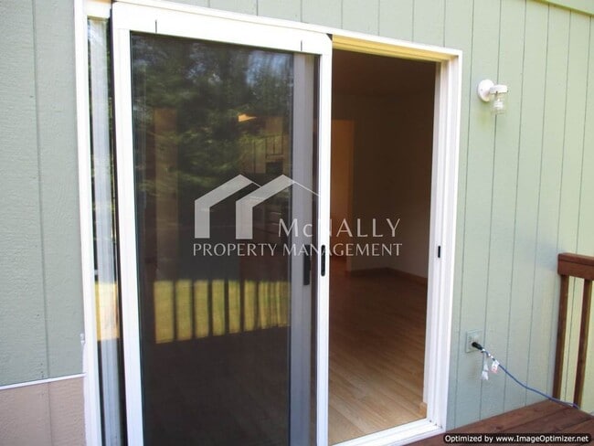 Building Photo - 2 Bedroom, 1.5 Bathroom Townhouse in Port ...