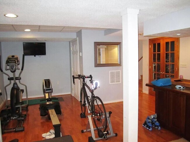 Building Photo - Spectacular 4 bedroom, 4,500 sq ft Single ...