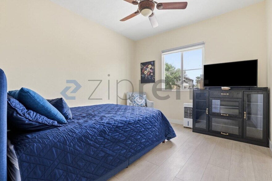 Building Photo - Unit 2