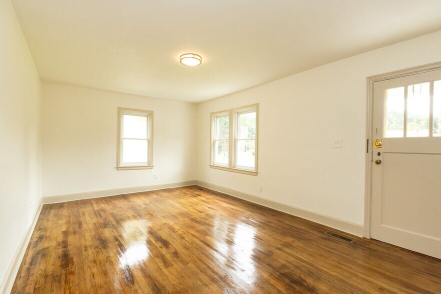 Building Photo - 825 Henderson Ave