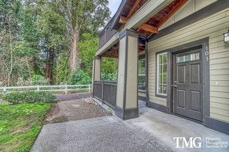 Building Photo - Beautiful 1br Condo in Sherwood. End unit ...