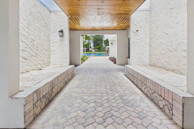 Building Photo - 8511 Old Country Manor
