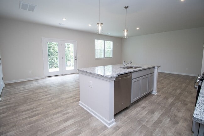 Building Photo - Spacious 4-Bedroom Home - Convenient to Fo...