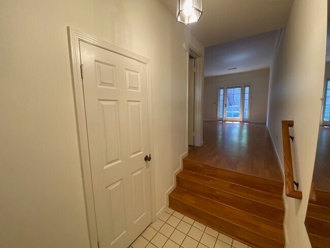 Building Photo - 15 Glen Lake Dr