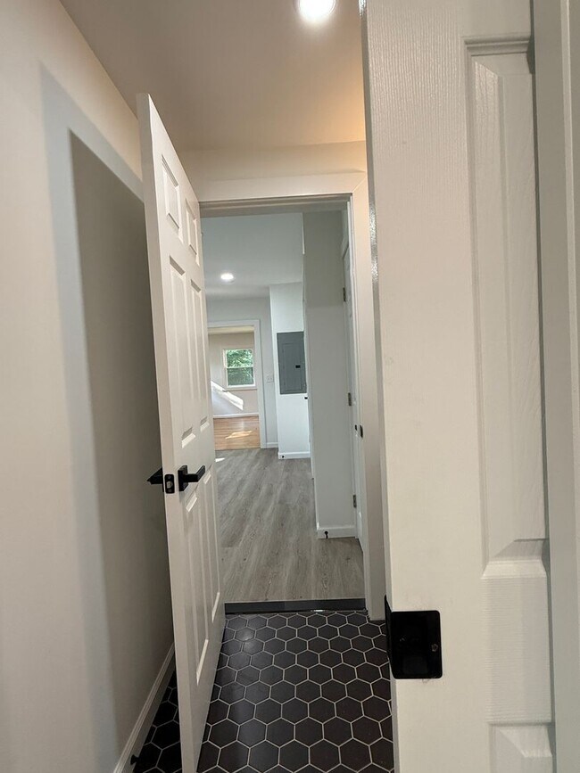 Building Photo - Serene & Spacious Fully renovated 1 BR ( 2...
