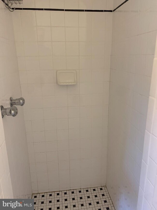 Building Photo - 5203 Saratoga Ave