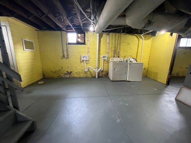 Building Photo - 3 Bedroom Duplex