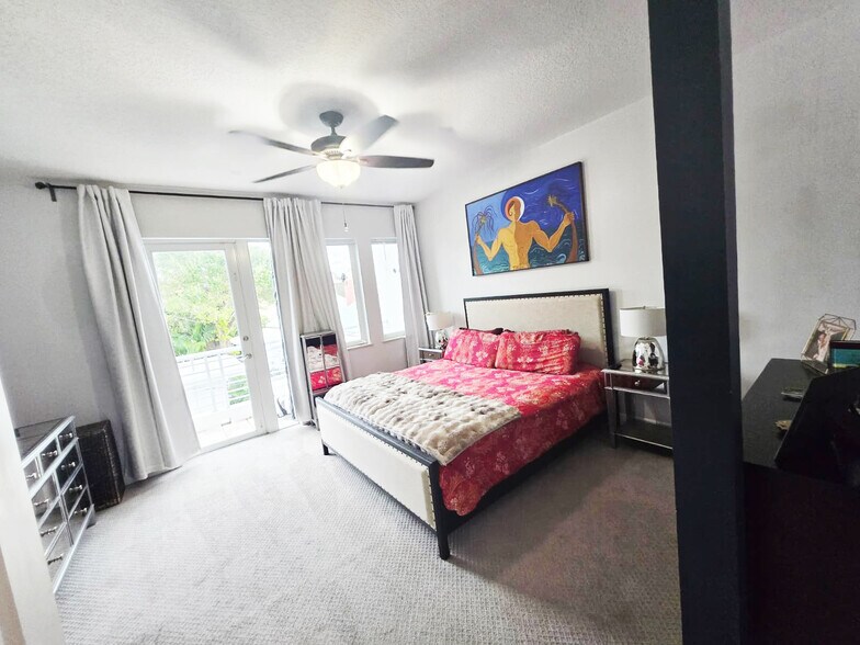 Building Photo - 302 NE 8th Ave