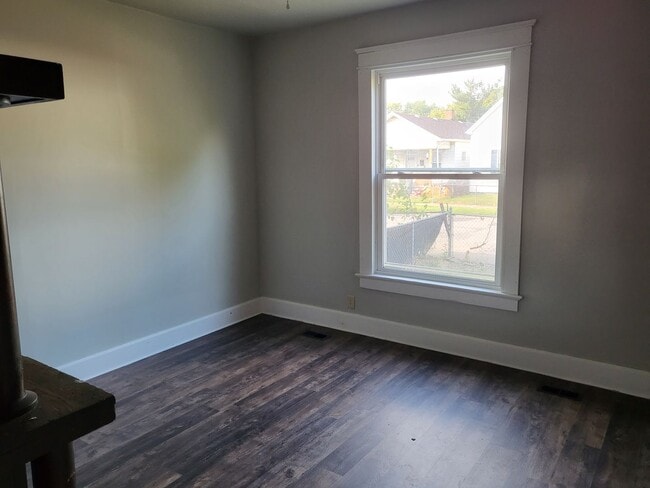 Building Photo - 2 Bed/1 Bath