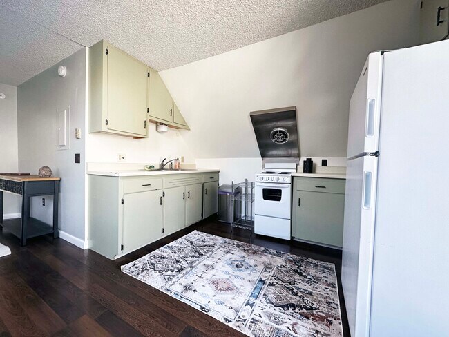 Building Photo - 13 Center St