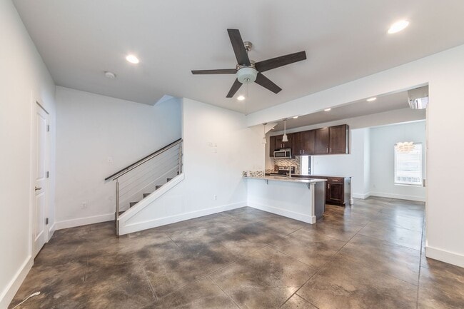 Building Photo - Modern Luxurious Lafayette Townhome for Rent (Right Across From the Oil Center)!
