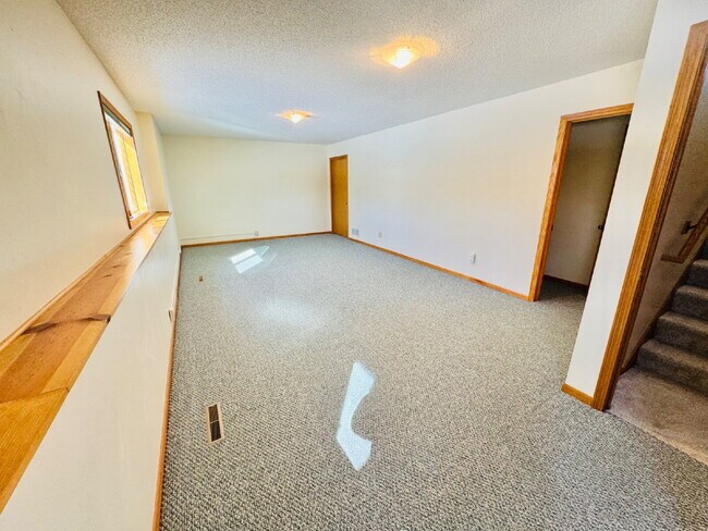 Building Photo - Charming Chaska Retreat: Spacious Single Family Homer 3-Bedroom 2.5 Bathroom Home with Finished B...