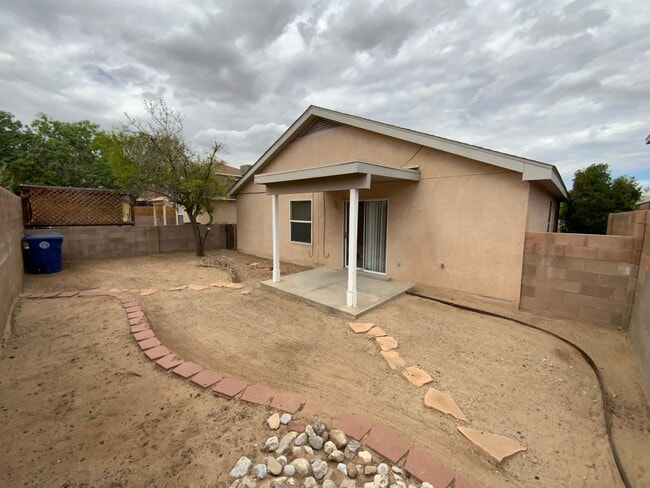 Building Photo - 3 Bedroom Single Story Home Available Near...