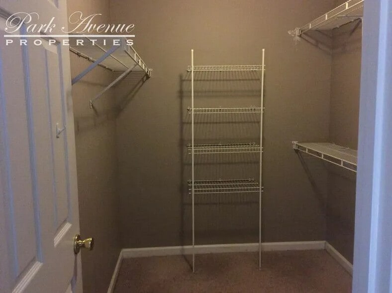 Building Photo - Room in House on Evanston Ct