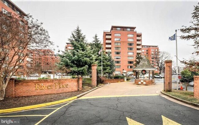 Building Photo - 1011 Arlington Blvd