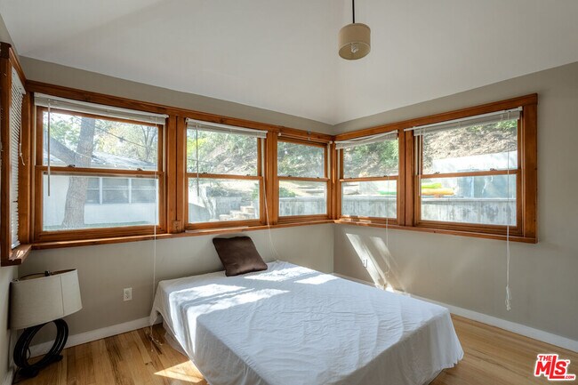 Building Photo - 19439 Oxnard St